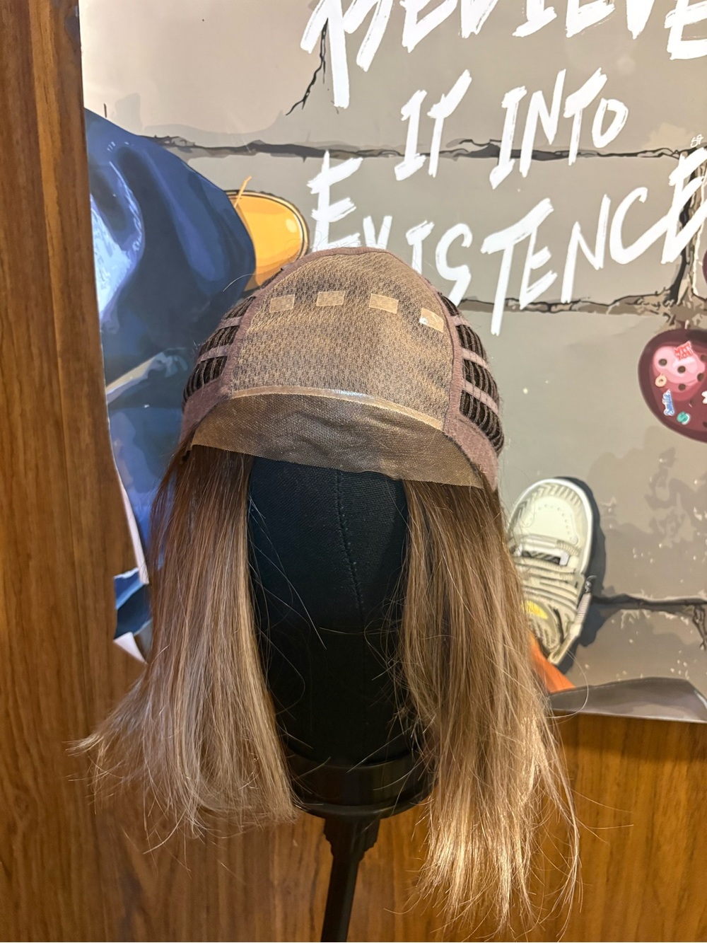 Short Layered Women's Wig in Light Brown with Blonde Highlights - Picture 11 of 11